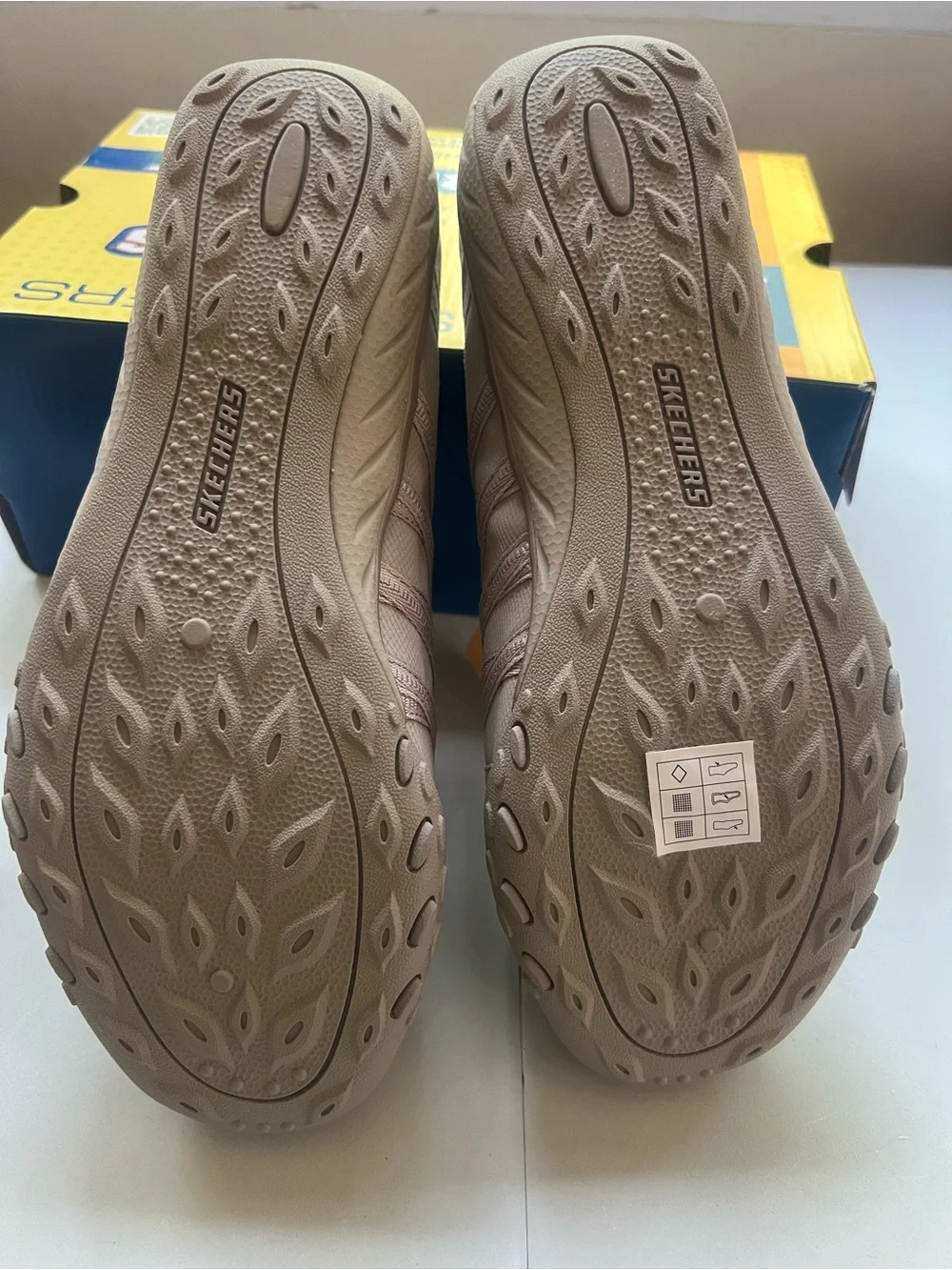 Skechers Hands Free Slip-ins® Relaxed Fit® Breathe Easy Roll